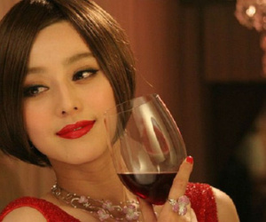Vợ hùng hổ chuẩn bị đi đánh ghen thì lĩnh trọn cái tát nảy lửa, cô lập tức lau nước mắt rồi quay vào trang điểm làm việc quan trọng hơn