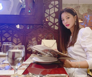 Kim Hee Sun 43 tuổi mà nhìn vẫn trẻ xinh chẳng thua kém đàn em, bí quyết chống già là bôi kem chống nắng và trung thành với gam màu này