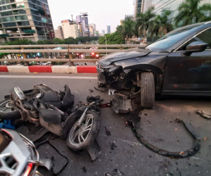 Hà Nội: Tai nạn liên hoàn giữa xe SH và 2 ô tô trên cầu vượt Nguyễn Chánh, một người nguy kịch