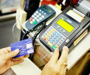 Người Việt vẫn chủ yếu chi tiêu bằng tiền mặt