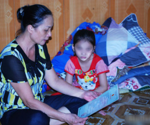 Bé gái vô danh 7 năm theo mẹ ăn xin trên cầu Thanh Trì đã được khai sinh, bà ngoại rưng rưng ngày đầu tiên dắt tay cháu tới trường