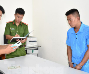 Hành khách siết cổ tài xế rồi cướp ôtô