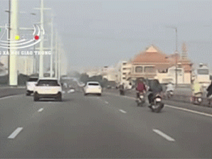 Video: Thanh niên bị ô tô húc văng khi dừng xe nhặt đồ giữa cầu, biển báo 'bóc' thêm lỗi nghiêm trọng khác