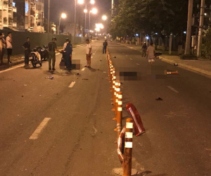Xe máy đâm vào cọc tiêu phân làn, 1 thanh niên chết thảm, 1 người nguy kịch