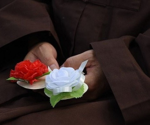 Viết gửi con ngày Vu lan: Nếu ai đó cài lên ngực con bông hoa màu trắng, hãy nhớ rằng đó không phải là vết thương mà là sự hiện diện của mẹ, con nhé!