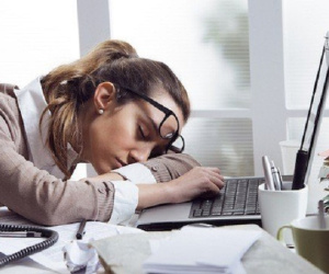 Mẹo nhỏ giúp bạn bảo vệ mắt khi làm việc với máy tính, điện thoại trong thời gian dài