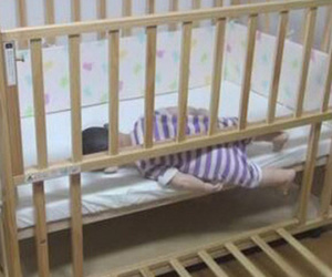 Bé gái 9 tháng tuổi chết ngạt ở trong cũi, khám nghiệm tử thi mới phát hiện hành vi khó dung thứ của người cha