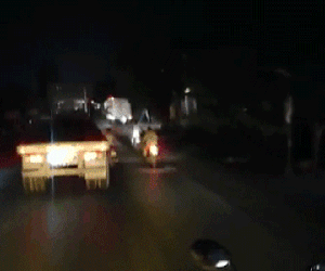 Video: Mải 'tám' chuyện với bạn, người đàn ông suýt chết vì pha đánh lái ngẫu hứng