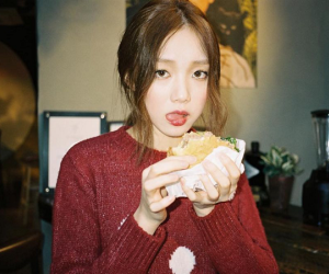 Bước sang tuổi 30, Lee Sung Kyung vẫn gây sốt với thần thái cuốn hút cùng body chuẩn chỉnh nhờ duy trì 4 nguyên tắc quen thuộc
