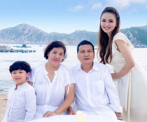 Hoa hậu Diễm Hương hiếm hoi đăng ảnh bên bố mẹ ruột sau 4 năm từ mặt