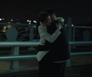 'Hoa của quỷ': Nghẹn ngào cảnh Lee Jun Ki ôm vợ - Moon Chae Won òa khóc nức nở vì thân phận bị bại lộ