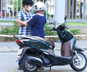 Video: Phụ huynh 'tiếp sức' sĩ tử Đà Nẵng bằng những cái ôm ấm áp trước môn thi đầu tiên