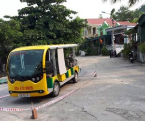 Chạy sang đường, bé trai 5 tuổi bị xe điện tông chết thương tâm