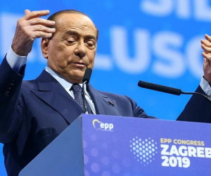 Cựu thủ tướng Italy Berlusconi nhập viện vì Covid-19