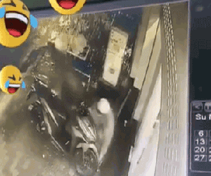 Video: Cật lực cắt khóa xe máy, 2 tên trộm bất ngờ bị chủ nhà phát hiện đúng thời khắc quan trọng
