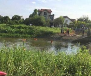 Hai bé trai bỏ nhà đi bụi, một em rơi xuống bờ kênh chết đuối