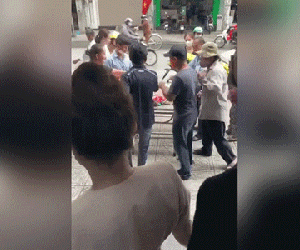Clip: Chưa kịp đặt heo sữa quay lên bàn cúng đã bị 'cô hồn sống' tranh cướp, giật mất khiến gia chủ ngã nhào