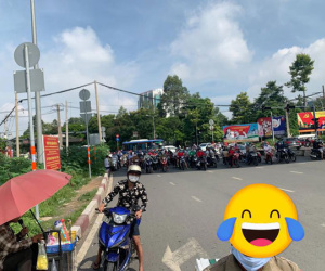 Đường thì đông mà chờ đèn đỏ lại vắng hoe, thanh niên hoang mang quay đầu lại suýt choáng khi thấy 'đôi quân ninja' sau lưng mình