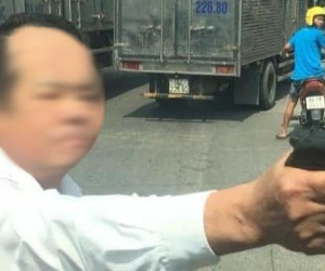 Bắc Ninh: Công an vào cuộc xác minh người đàn ông rút súng doạ bắn 'vỡ sọ' người đi đường khi tham gia giao thông