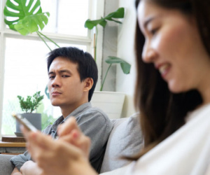 Đưa chồng 50 triệu mua xe máy, tôi choáng váng khi thấy anh mang về chiếc ô tô và kèm theo đó là yêu cầu sốc óc