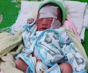 Trẻ sơ sinh còn nguyên dây rốn bị bỏ cả ngày giữa nắng nóng, không mảnh vải che thân