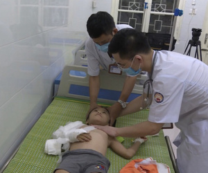 Bé gái 6 tuổi bị bố đẻ bạo hành dã man ở Bắc Ninh: Nhiều lần bị đánh đập nhưng không ai dám can ngăn, bị nhốt trong nhà vì sợ đến trường lộ vết thương?