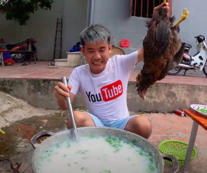 Con trai Bà Tân Vlog bị dân mạng chỉ trích gay gắt khi nấu cháo với gà còn nguyên lông: 'Vừa mất vệ sinh lại còn phí phạm thức ăn'