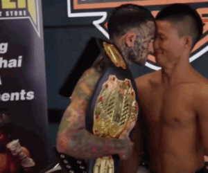 Clip: Ngông cuồng thách thức võ sĩ gốc Việt, tay đấm MMA bị đánh cho sấp mặt