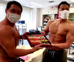 Nhà hàng sushi 60 năm tuổi ở Nhật gây sốt vì thuê VĐV thể hình làm shipper, cởi trần khoe múi khi đi giao đồ ăn cho khách