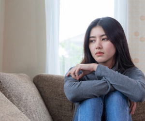 Khi con bị bệnh, chồng mang theo 20 triệu đến viện và hỏi tôi một câu làm lộ ra bí mật suốt một năm qua anh giấu kín