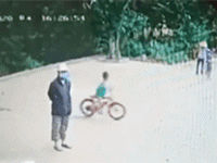 Video: Kinh hãi khoảnh khắc bé trai đạp xe chơi trong sân nhà bất ngờ lao thẳng xuống vực mà người lớn không hề hay biết