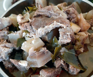 Loại rau mọc hoang giá 100 nghìn/kg được bà nội trợ săn lùng
