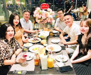 Quang Hải 'khóc mếu' sau khi mua túi hàng hiệu có giá gần trăm triệu tặng Huỳnh Anh