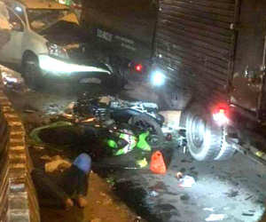 Ô tô 7 chỗ tông hàng loạt xe máy dừng đèn đỏ, nhiều người bị thương nằm la liệt
