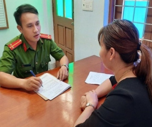 Giận chồng, vợ giấu tiền vàng ở vườn hàng xóm rồi báo trộm