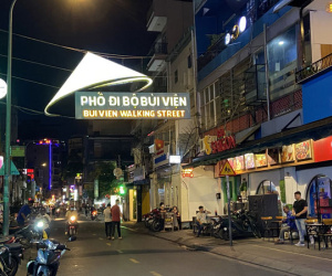 Ảnh: Các quán bar, vũ trường ở phố Tây Bùi Viện được hoạt động trở lại nhưng vẫn vắng khách