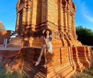 Hậu lùm xùm dùng chân bấm thang máy, Chúng Huyền Thanh lại bị nhắc nhở vì ngồi lên tháp cổ để chụp ảnh 'sống ảo' bất chấp biển cấm