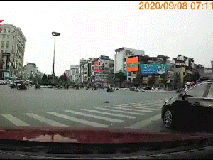 Video: Nữ tài xế đâm học sinh đi xe máy đang dừng đèn đỏ tại Hà Nội
