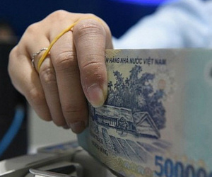 Nhân viên ngân hàng trước 'cơn bão' giảm lương thưởng