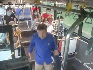 Hà Nội: Hành khách nhổ nước bọt vào nữ nhân viên xe buýt vì bị nhắc đeo khẩu trang
