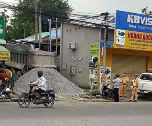 Tạm giữ 2 xe tải gắn biển số giả quân đội, đổ đá xuống đường ngăn CSGT