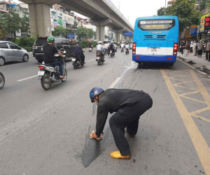 Cầm giẻ ngồi cặm cụi lau mặt đường như đang lau nhà, người đàn ông khiến ai cũng tò mò và khi biết nguyên do thật sự đáng nể phục vì sự tử tế