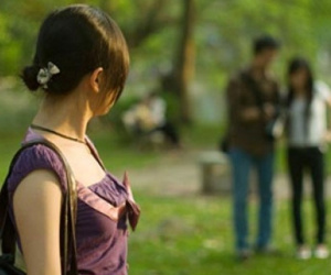 Sau phiên tòa ly hôn, kẻ thứ 3 ghé sát tai người vợ nói 4 chữ 'đắt giá' khiến phụ nữ chúng ta ngỡ ngàng nhận ra rất nhiều điều