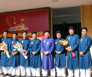 Nam cán bộ công chức mặc áo dài ngũ thân đến công sở