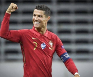 Ronaldo đánh dấu 'cột mốc 100' ở ĐT Bồ Đào Nha với cú đúp siêu phẩm