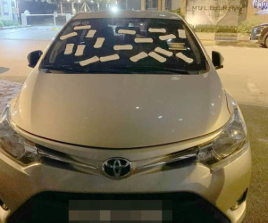 Đỗ xe lấn chiếm lối đi, sáng hôm sau chủ xe 'lặng người' khi chứng kiến kính trước được phủ bởi vật 'nhạy cảm' này