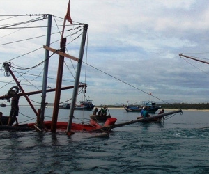 Tàu câu mực Quảng Ngãi bị tàu lạ đâm chìm, 1 người mất tích