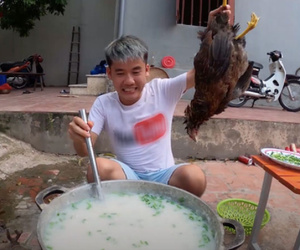 Con trai đăng clip nấu cháo gà nguyên lông bị 'ném đá', bà Tân Vlog lên tiếng sau: Nếu biết Hưng làm như thế thì tôi sẽ ngăn cản