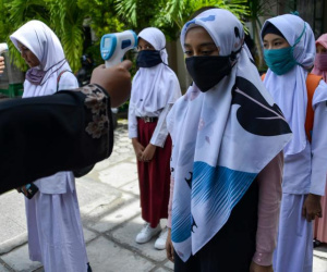 Jakarta tái áp đặt phong tỏa chống Covid-19