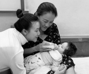 Xúc động với tâm thư gửi mẹ của MC Hoàng Oanh sau 1 tháng sinh con: 'Thiên chức mới với con thật choáng ngợp, nhưng với mẹ nhẹ nhõm và dễ dàng như tình yêu thương mà mẹ cho đi'
